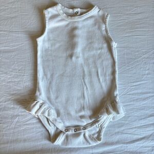 Kate Quinn White Fine Rib Ruffle Leg Onesie • Size 18-24m